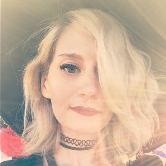 Meet your Posher, Hollie - Picture 1 of 1